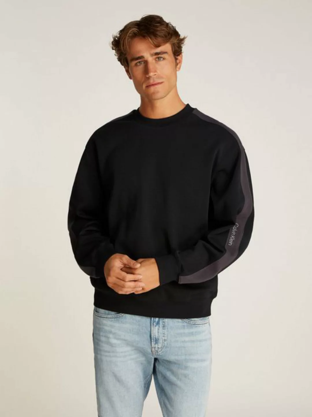 Calvin Klein Jeans Sweatshirt LOGO TAPE CREW NECK mit Logo-Band an den Ärme günstig online kaufen