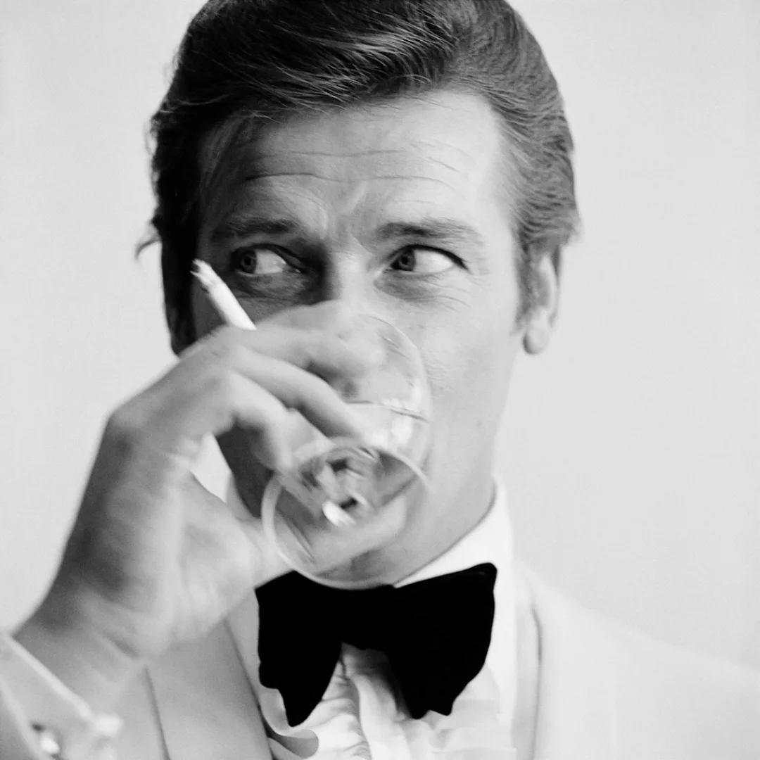 queence Acrylglasbild "Roger Moore", Schwarz-Weiß-Mann-Stars-Portrait-Foto- günstig online kaufen