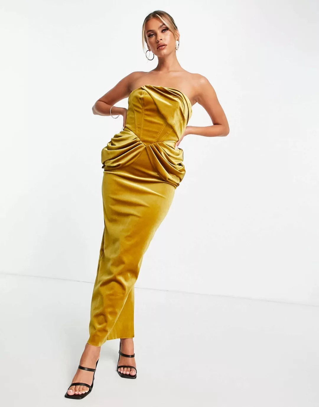 ASOS DESIGN – Trägerloses, drapiertes, wadenlanges Kleid aus Samt in Gold-G günstig online kaufen
