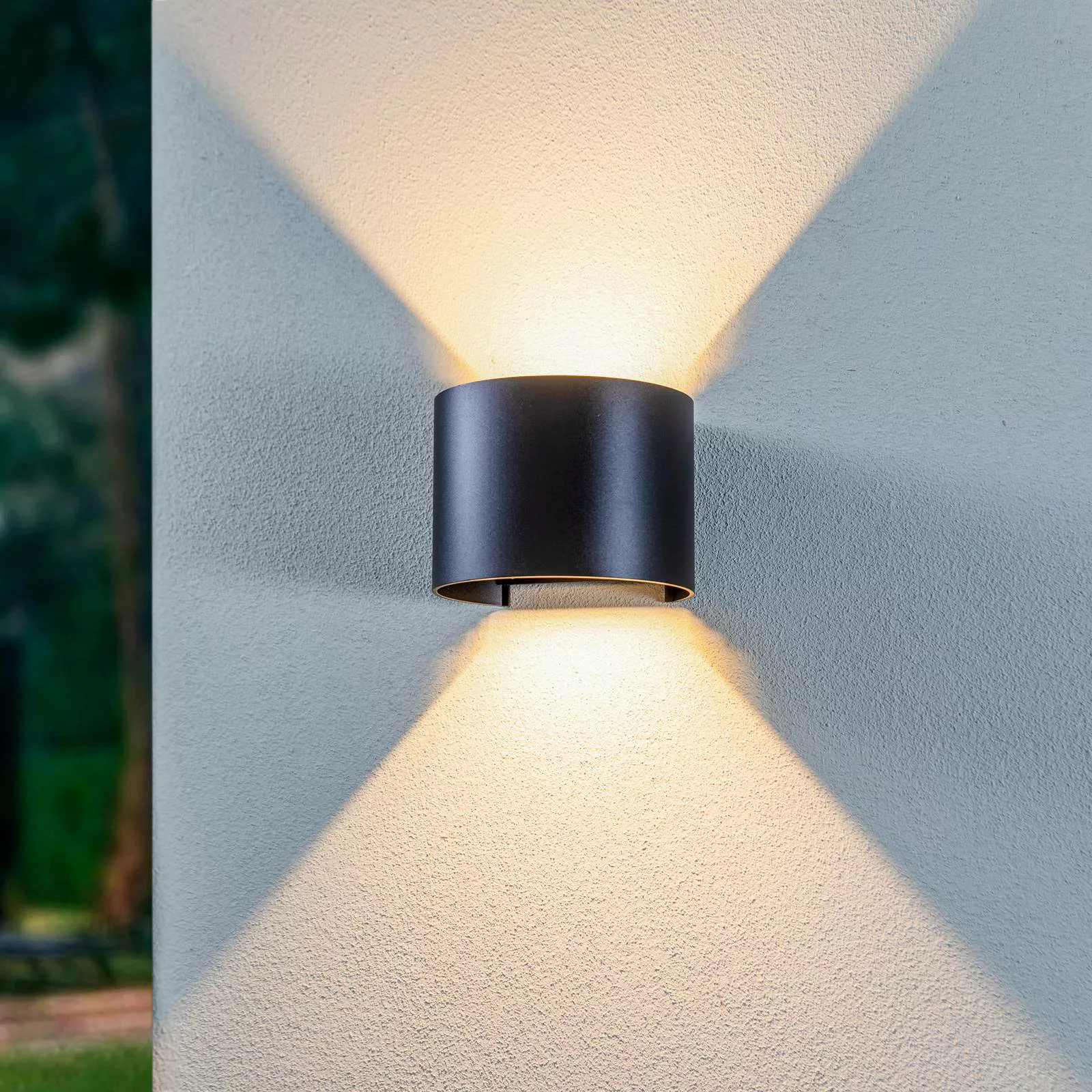 Lindby LED-Außendwandleuchte Nivar, rund, schwarz, Metall günstig online kaufen