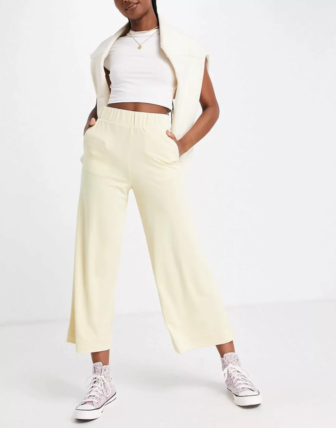 Monki – Cilla – Kurz geschnittene Hose in Gelb mit weitem Bein günstig online kaufen