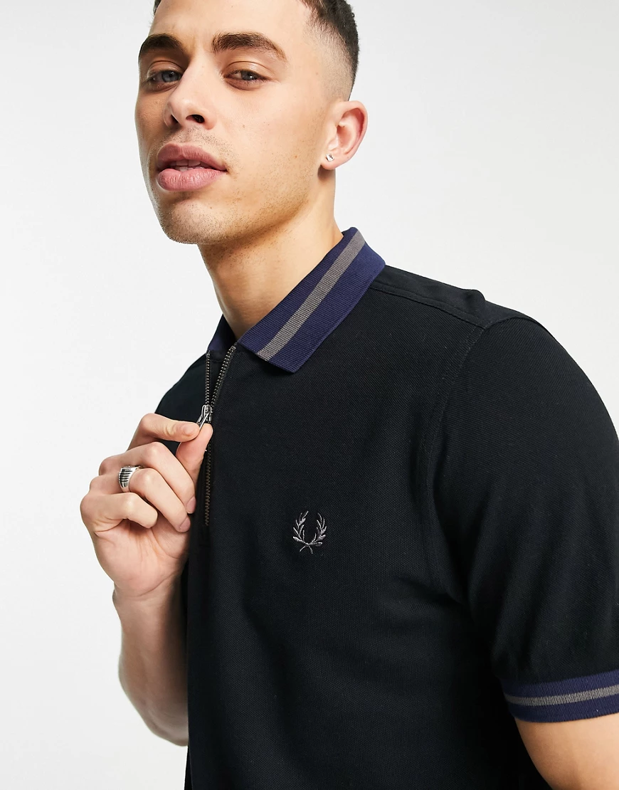 Fred Perry – Polohemd in Schwarz mit Reißverschluss günstig online kaufen