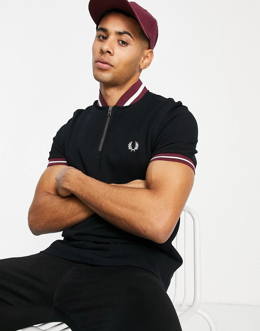 Fred Perry – Polohemd in Schwarz mit gestreiften Bündchen und Reißverschlus günstig online kaufen