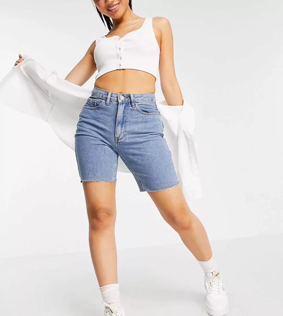 Missguided Petite – Boyfriend-Shorts in Blau mit unversäuberten Kanten günstig online kaufen