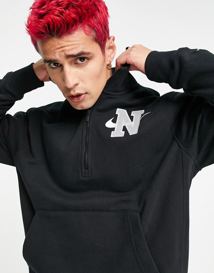 Nike – Sweatshirt aus schwerem Material in Schwarz mit Retro-Logo und halbe günstig online kaufen