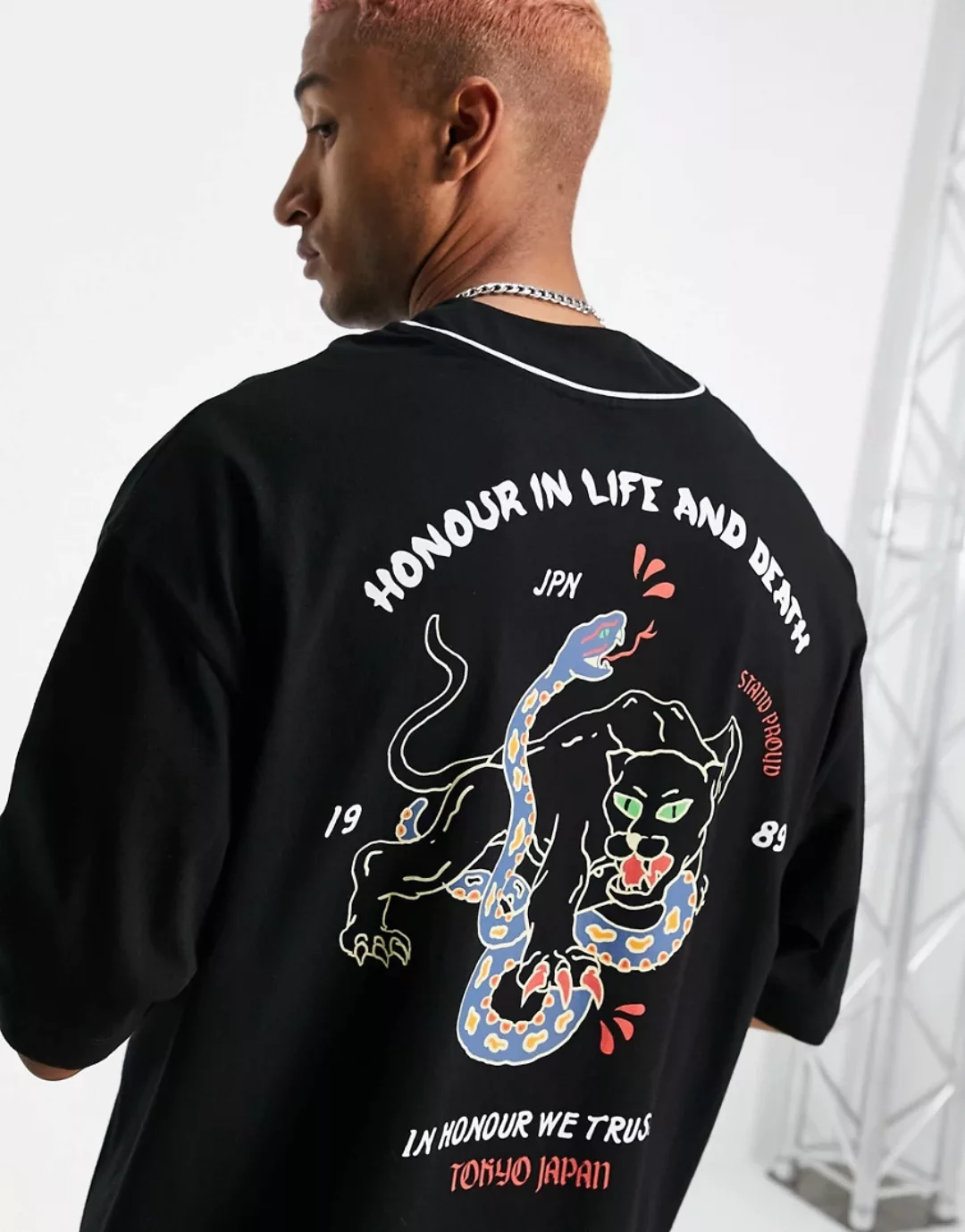 ASOS DESIGN – Oversize-T-Shirt im Baseball-Stil in Schwarz mit Tattoo-Rücke günstig online kaufen
