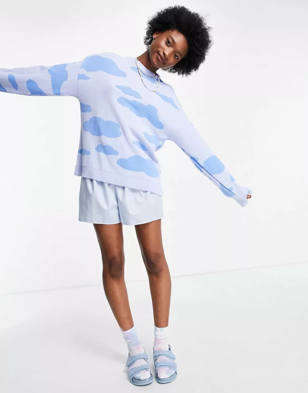 ASOS DESIGN – Pullover mit Wolkenmuster in Blau-Weiß günstig online kaufen