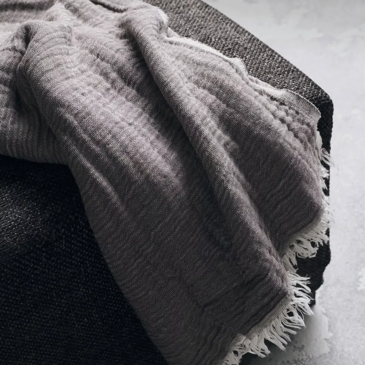 Decke Alice aus Baumwolle in Braun mit weißen Fransen günstig online kaufen