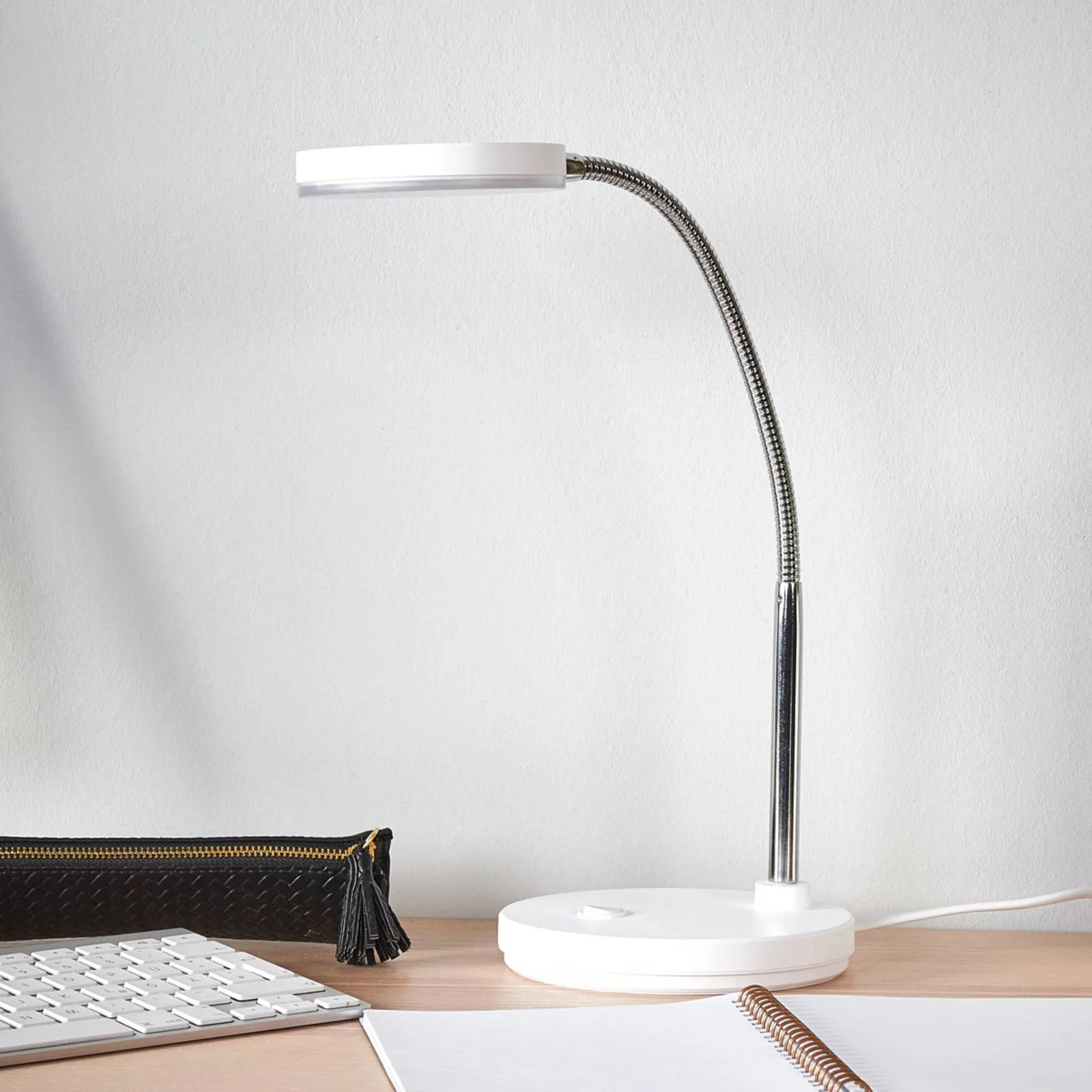 Lindby LED-Schreibtischlampe Milow, weiß, Metall, 35 cm hoch günstig online kaufen