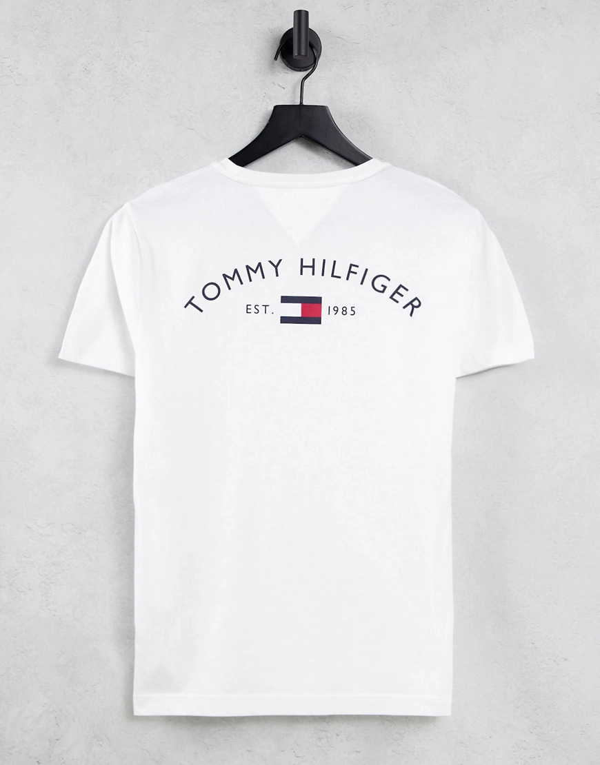 Tommy Hilfiger – T-Shirt in Weiß mit gebogenem Logo mit Flagge hinten günstig online kaufen