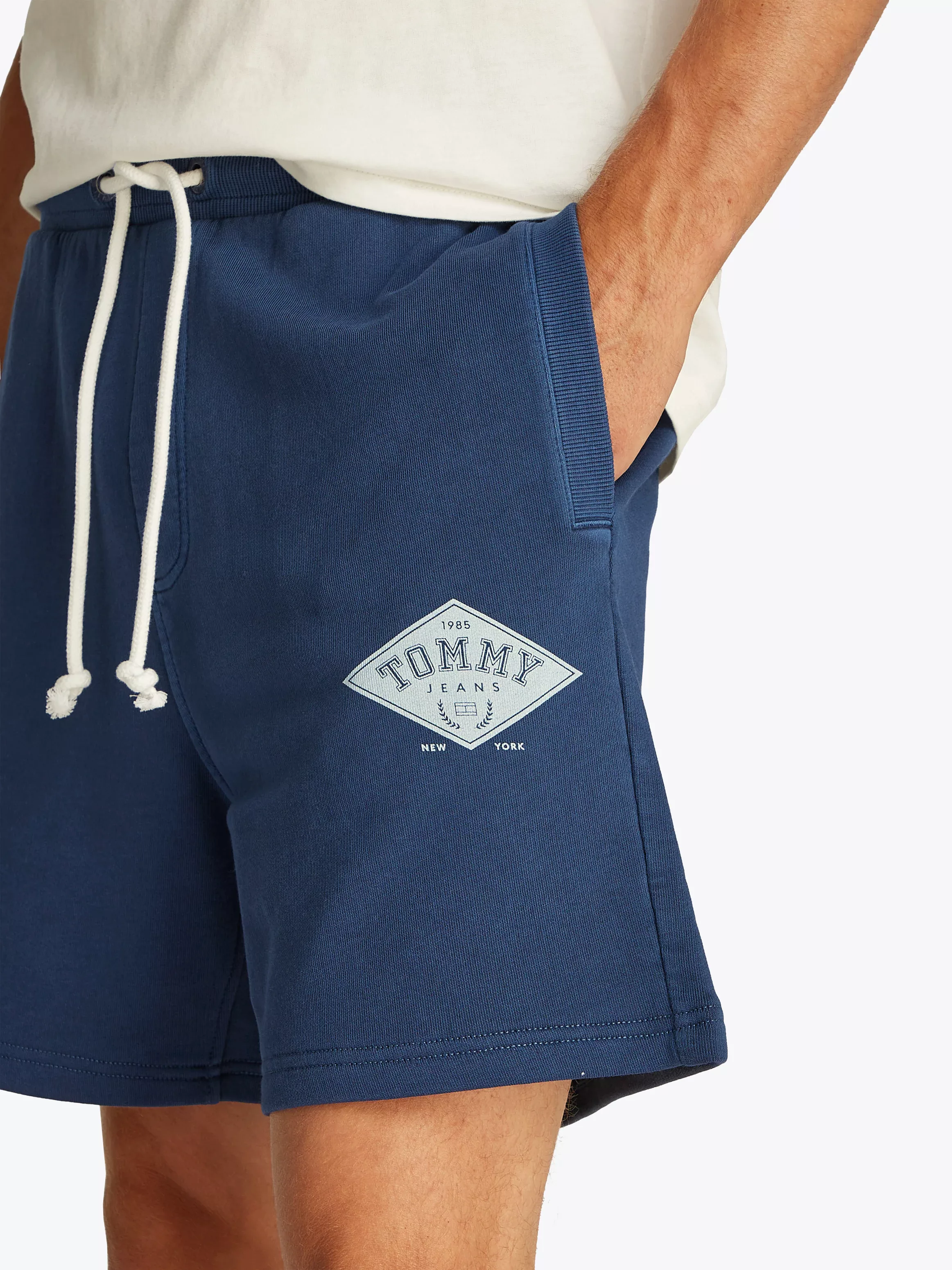 Tommy Jeans Sweatshorts "TJM REG VARSITY GRAPHICS SHORT" günstig online kaufen