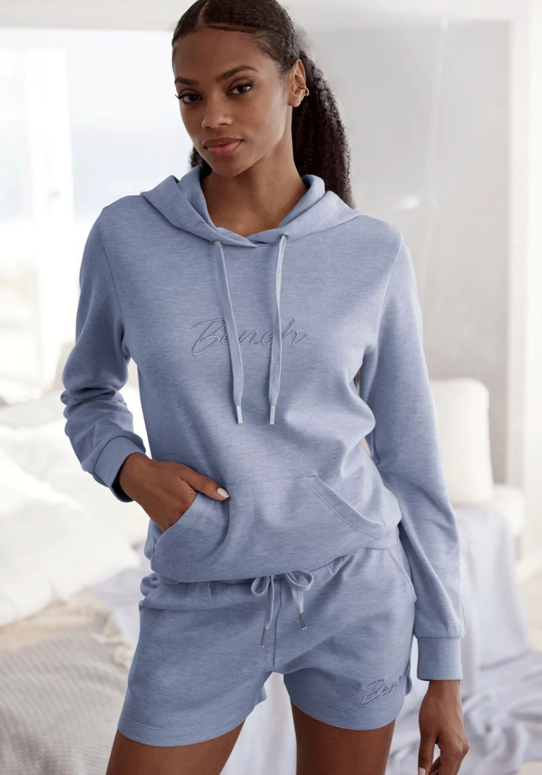 Bench. Loungewear Kapuzensweatshirt, mit glänzender Logostickerei, Loungewe günstig online kaufen