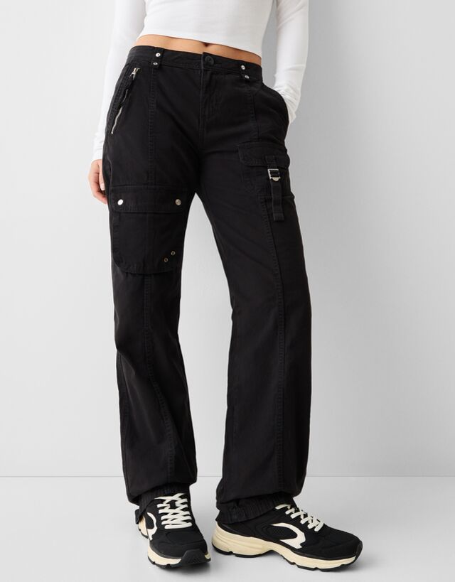 Bershka Low Waist-Cargohose Aus Baumwolle Mit Niedrigem Bund Und Riemen Dam günstig online kaufen