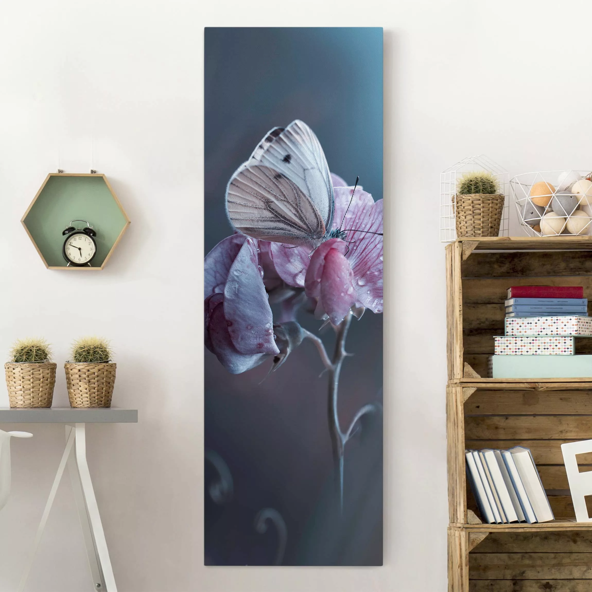 Leinwandbild Blumen - Hochformat Schmetterling im Regen günstig online kaufen