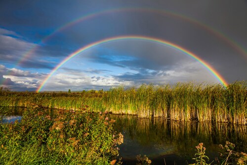 Papermoon Fototapete »REGENBOGEN ÜBER FLUSS-LANDSCHAFT NATUR HIMMEL WOLKEN« günstig online kaufen