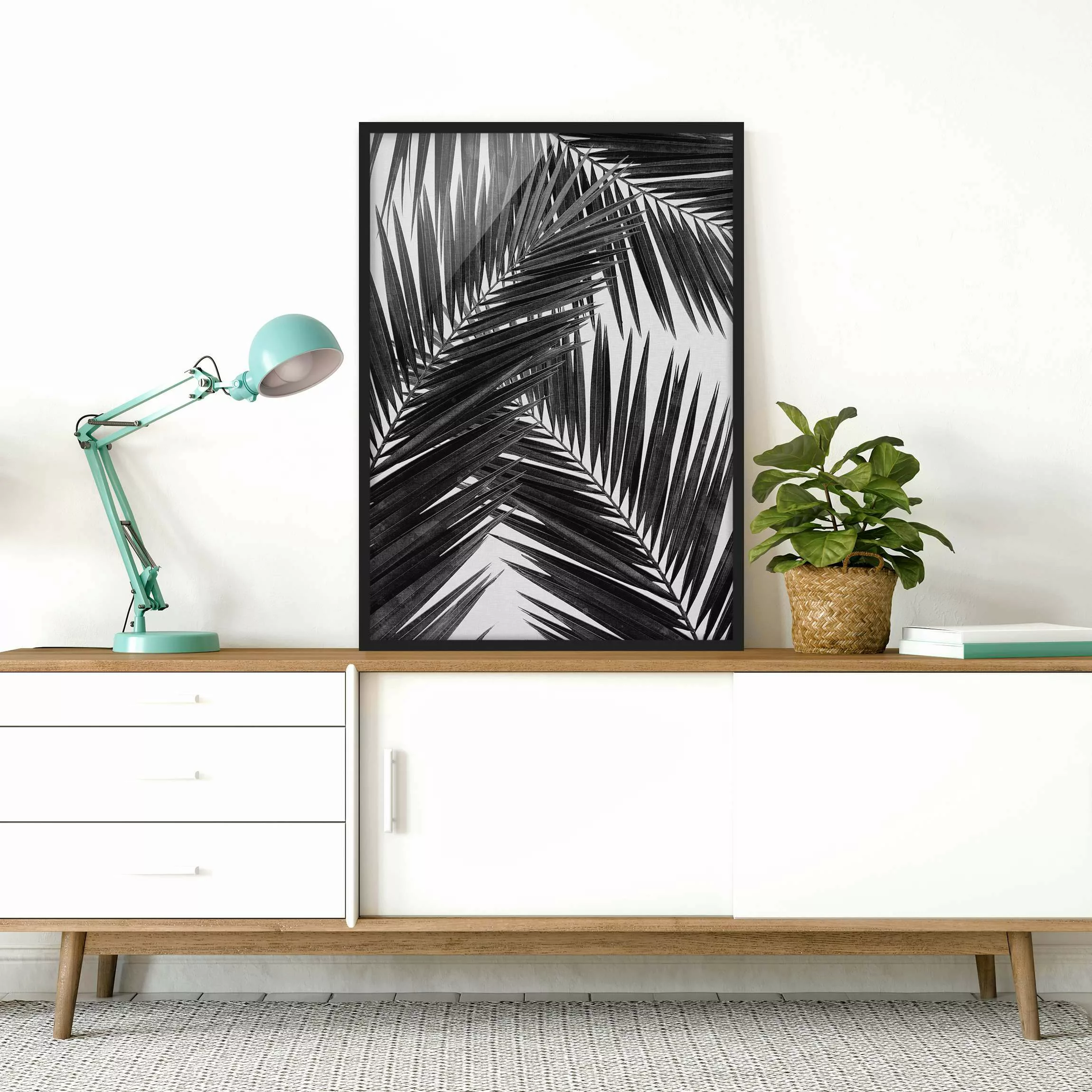 Bild mit Rahmen Blick durch Palmenblätter schwarz weiß günstig online kaufen