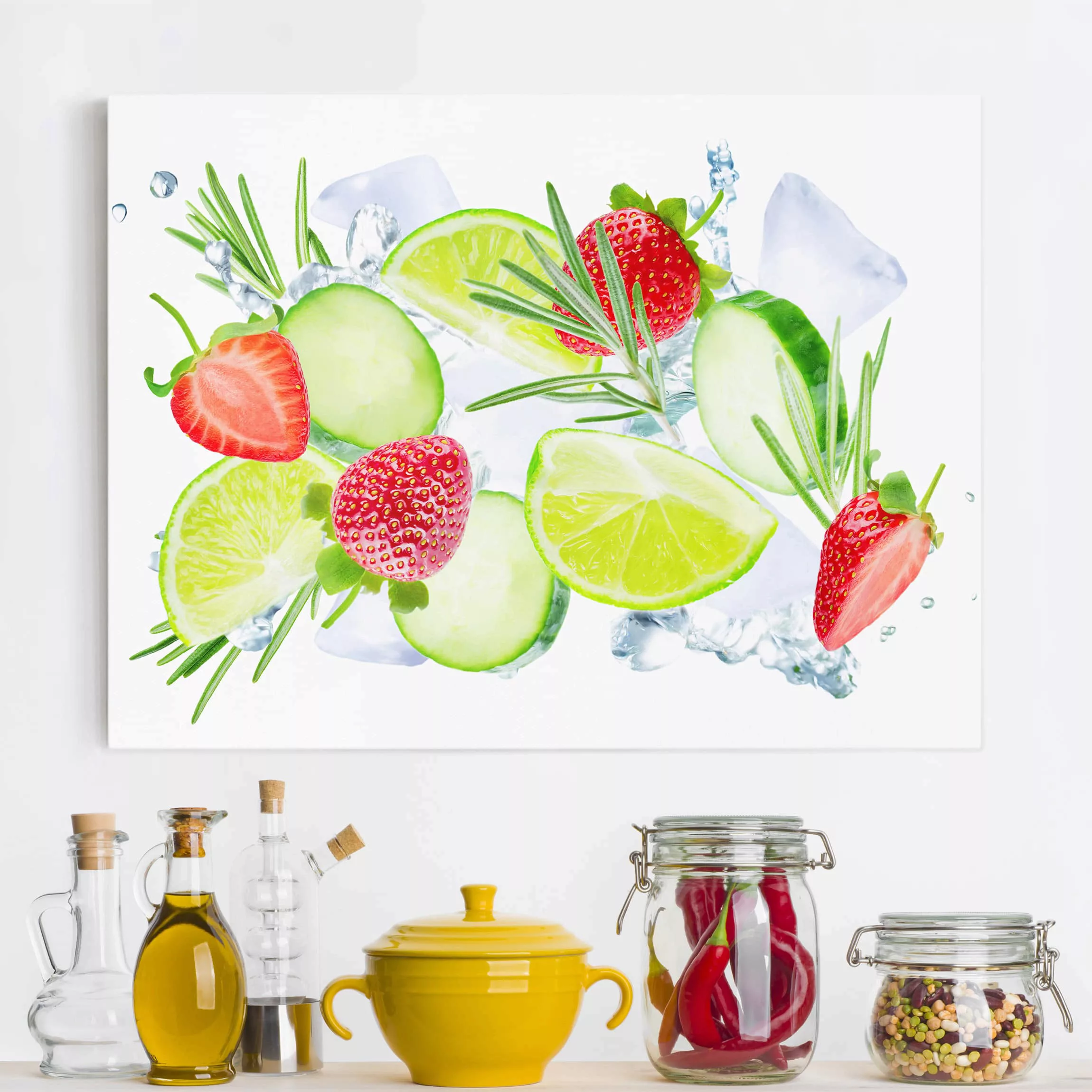 Leinwandbild Küche - Hochformat Erdbeeren Limetten Eiswürfel Splash günstig online kaufen