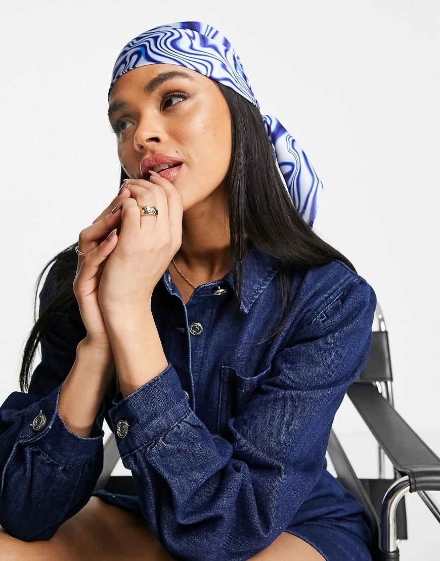 ASOS DESIGN – Mittelgroßes Kopftuch aus recyceltem Polysatin mit blauem Wir günstig online kaufen