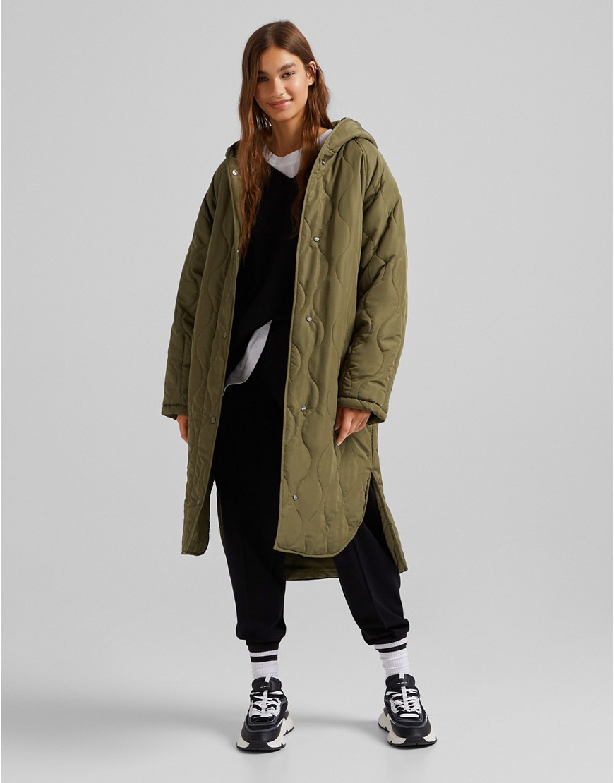 Bershka – Lange Steppjacke in Khaki-Grün günstig online kaufen