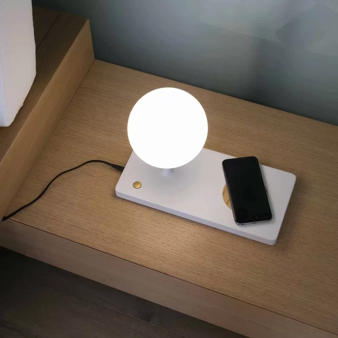 LED Tischleuchte Niko in Weiß mit Handy Ladestation mit Glasschrim günstig online kaufen