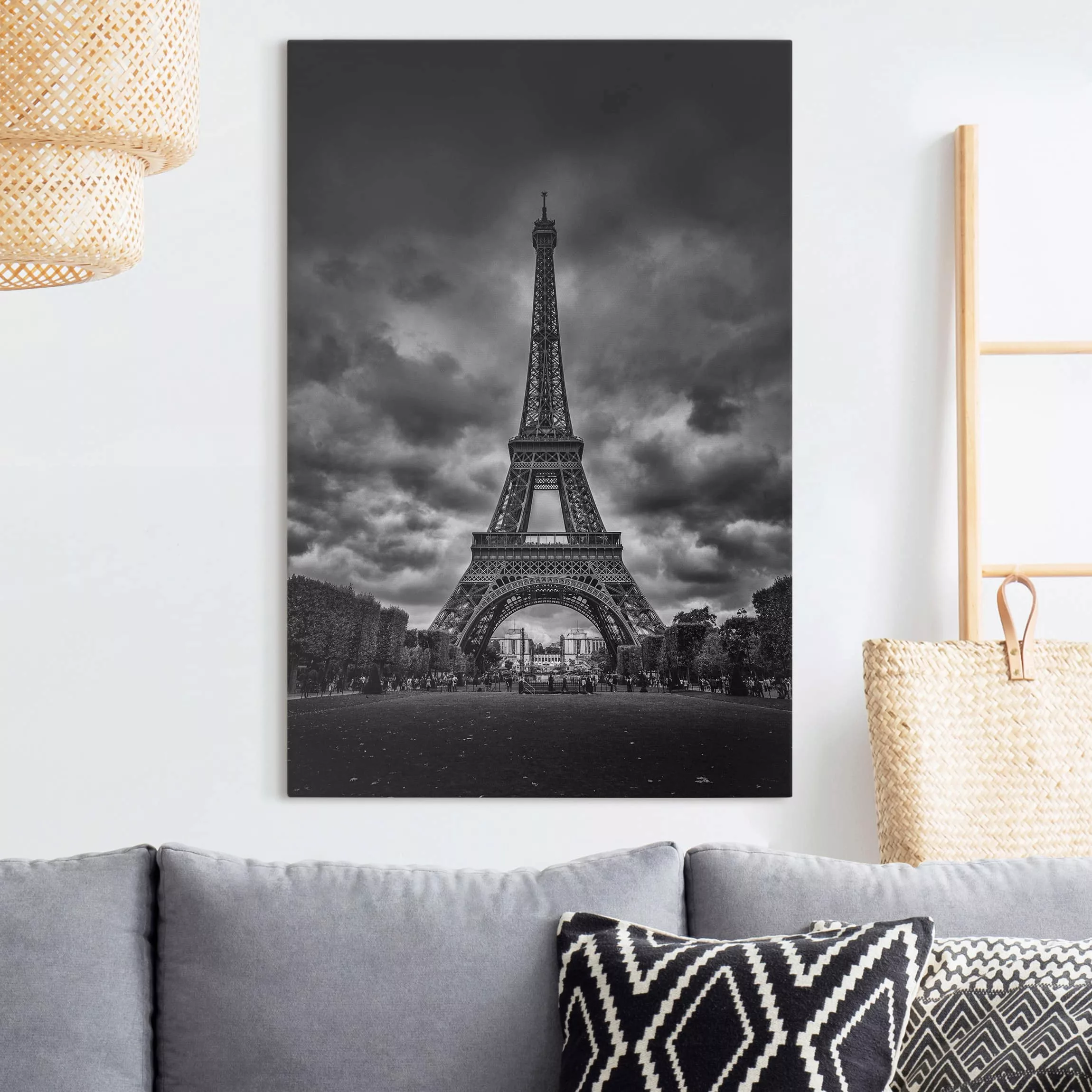 Leinwandbild Schwarz-Weiß - Querformat Eiffelturm vor Wolken schwarz-weiß günstig online kaufen