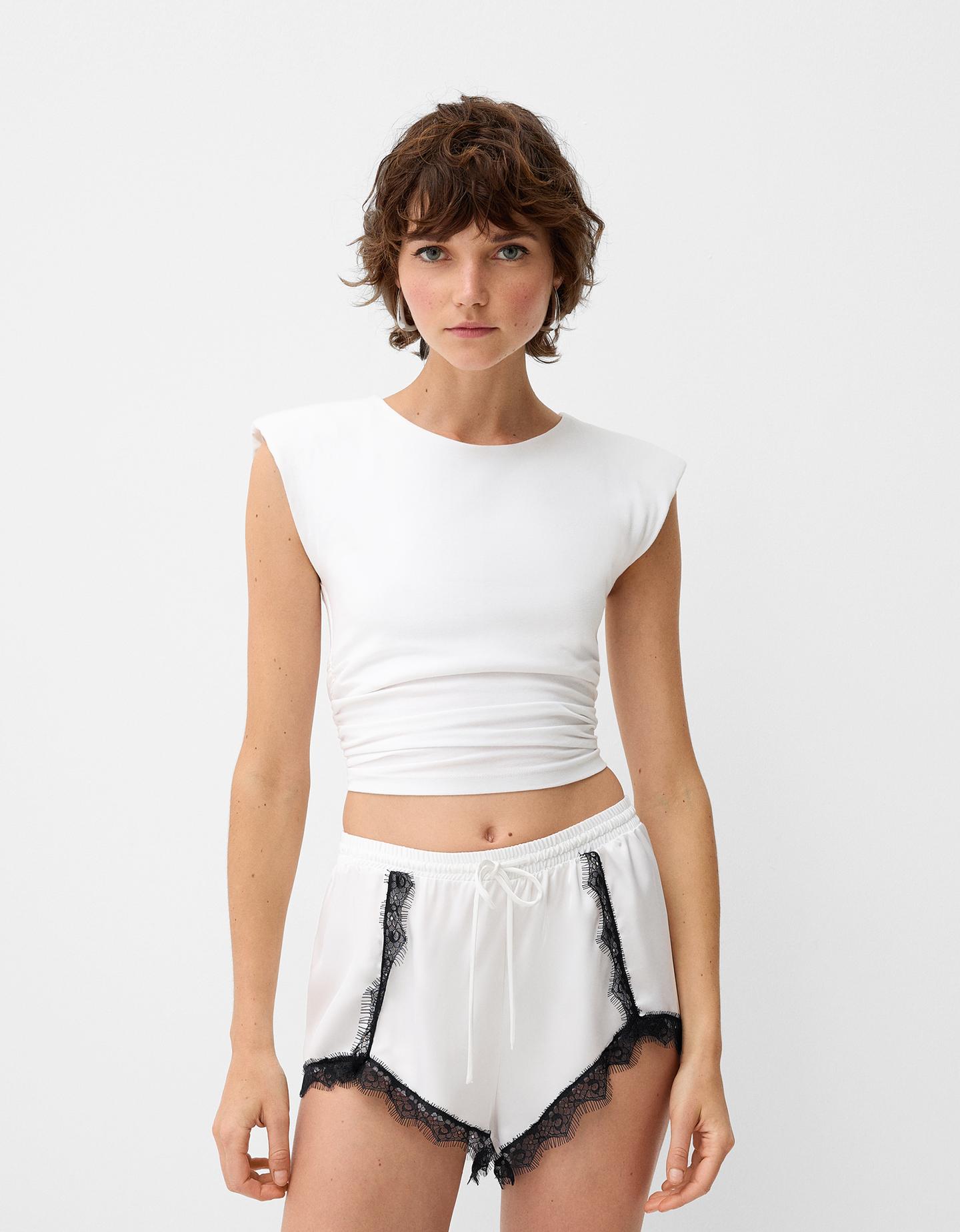 Bershka Shorts Aus Satin Mit Schmaler Spitzenkante Damen S Grbrochenes Weis günstig online kaufen