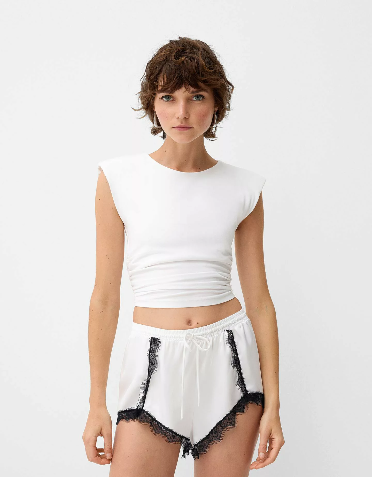 Bershka Shorts Aus Satin Mit Schmaler Spitzenkante Damen L Grbrochenes Weis günstig online kaufen