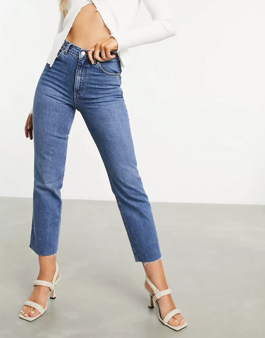 ASOS DESIGN – Effortless – Ausgestellte Jeans mit hohem Bund und kurzem Sch günstig online kaufen