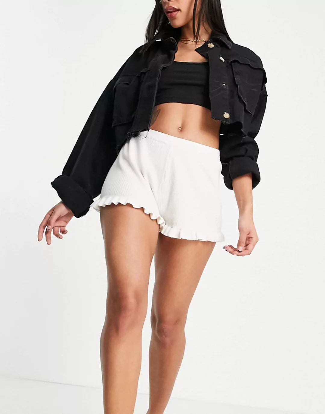 Lost Ink – Kurze Strick-Shorts mit Rüschen in Weiß günstig online kaufen