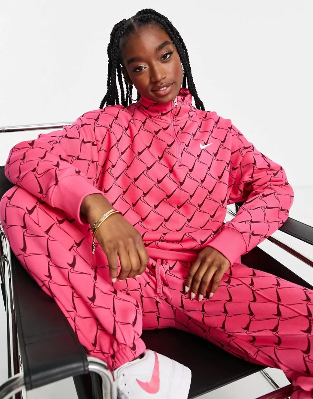 Nike – Sweatshirt in Wassermelonenrosa mit Reißverschluss am Ausschnitt und günstig online kaufen