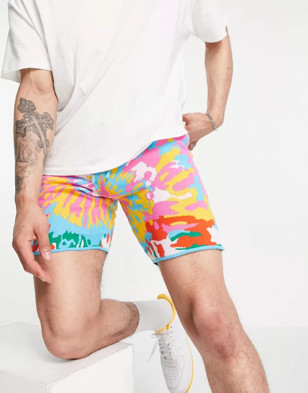 ASOS DESIGN – Strick-Shorts in bunter Batikoptik, Kombiteil-Mehrfarbig günstig online kaufen