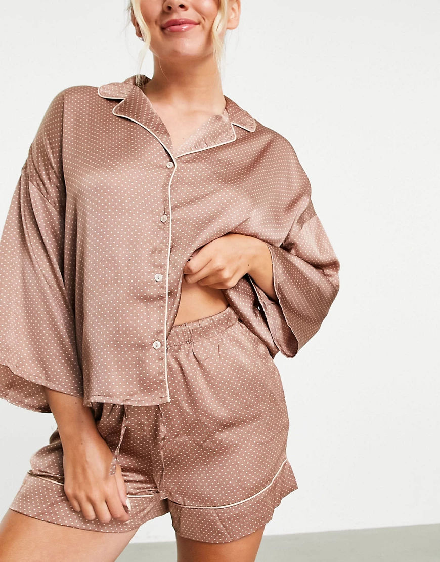 Vero Moda – Kurzes Pyjama-Set aus Satin mit Paspelierung in Mokka gepunktet günstig online kaufen