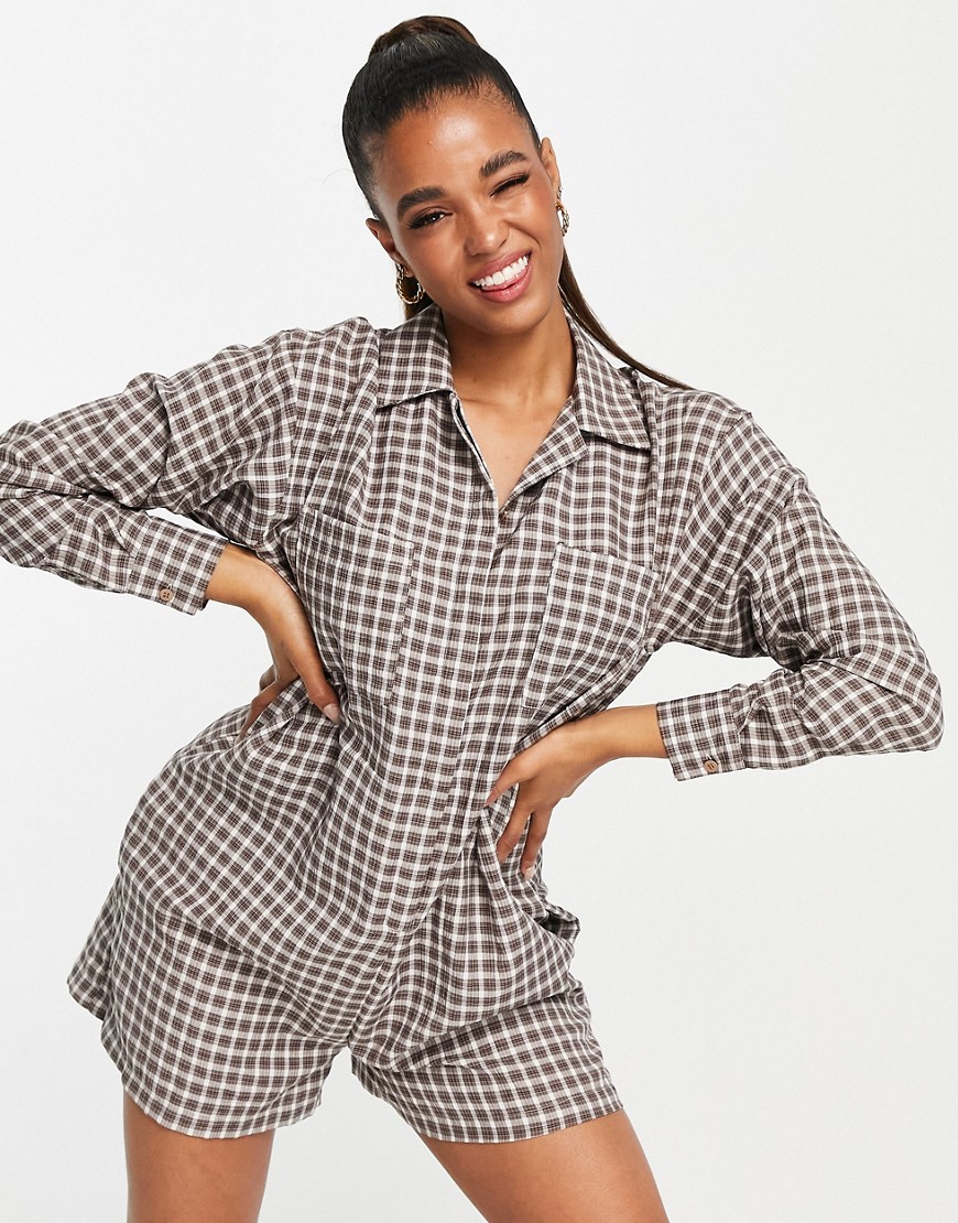 ASOS DESIGN – Strukturierter Oversize-Playsuit in Braun kariert-Mehrfarbig günstig online kaufen