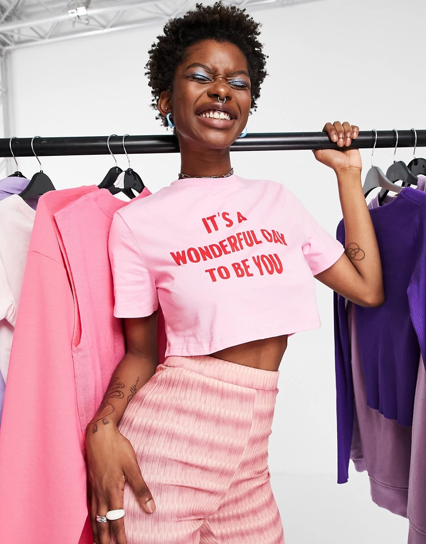 Noisy May – Jersey-T-Shirt mit kurzem Schnitt und Sloganprint in Rosa günstig online kaufen