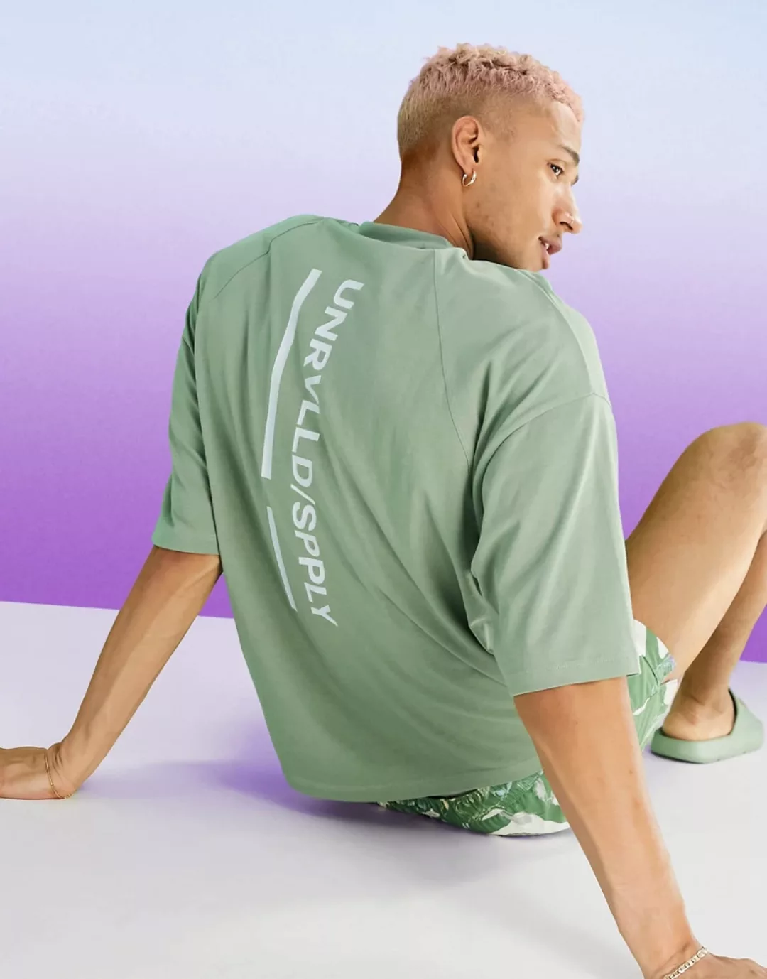 ASOS – Unrvlld Spply – Oversize-T-Shirt mit Raglanärmeln und Logoprint auf günstig online kaufen
