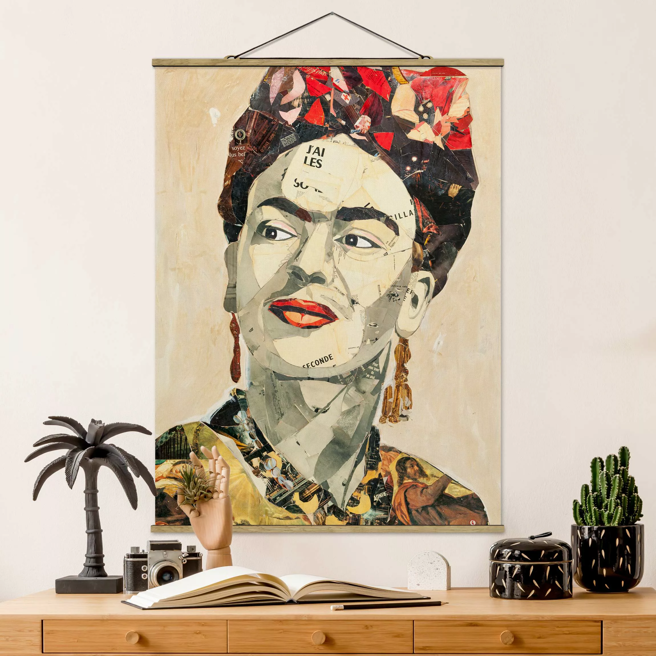 Stoffbild Portrait mit Posterleisten - Hochformat Frida Kahlo - Collage No. günstig online kaufen