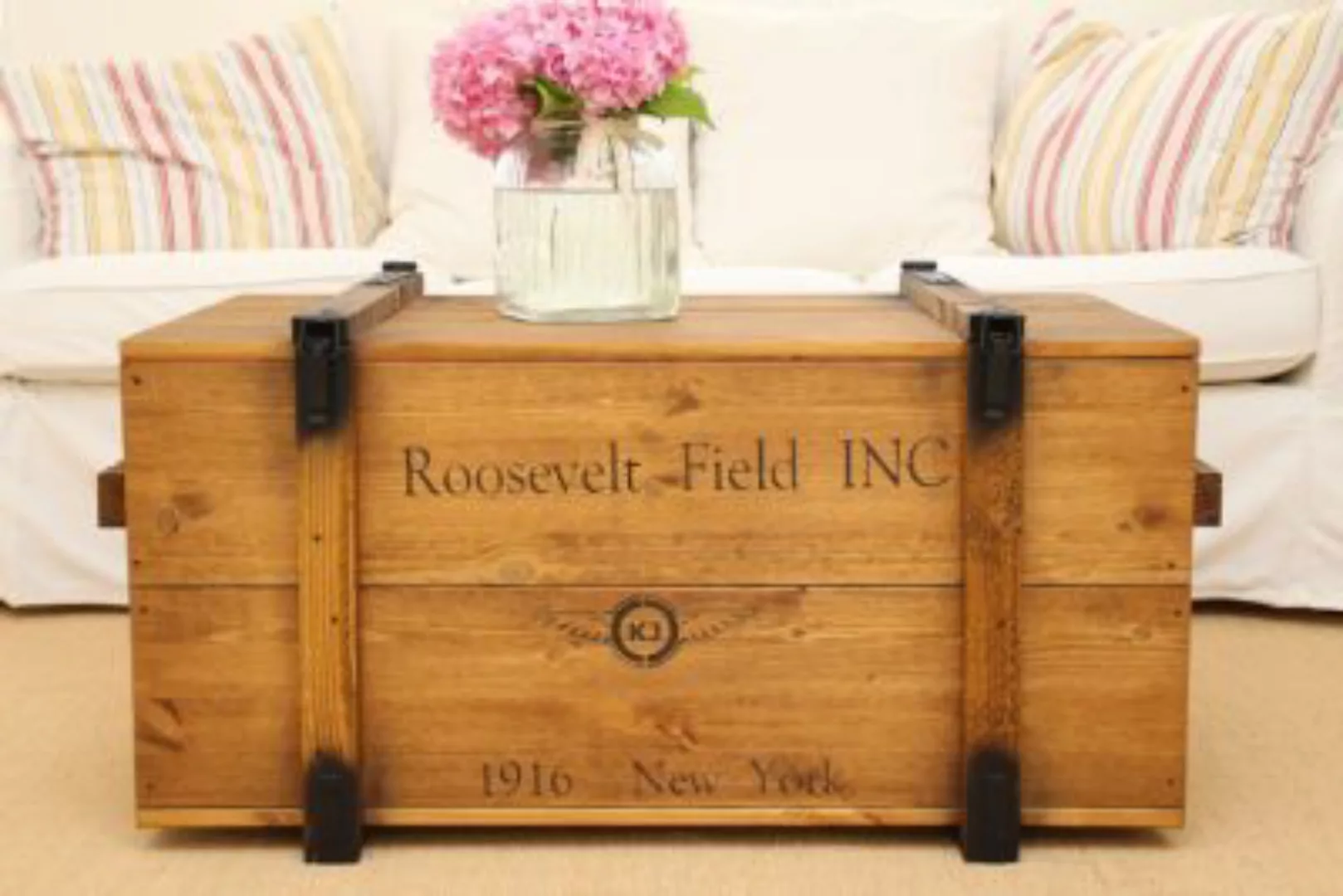 Vintage Couchtisch "Roosevelt Field" dunkelbraun aus Holz mit Rollen günstig online kaufen