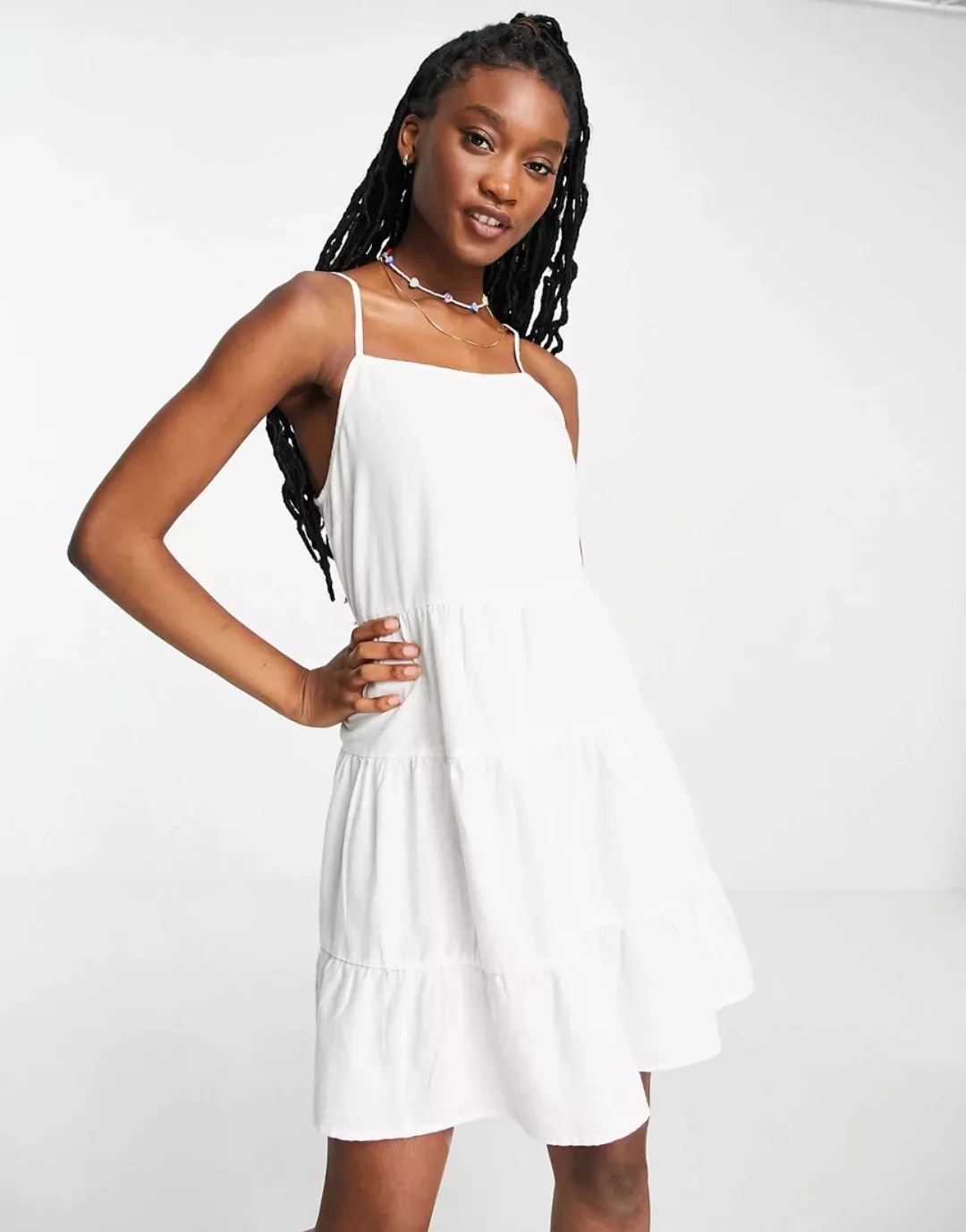 Miss Selfridge – Gestuftes Sommerkleid in Elfenbein-Weiß günstig online kaufen