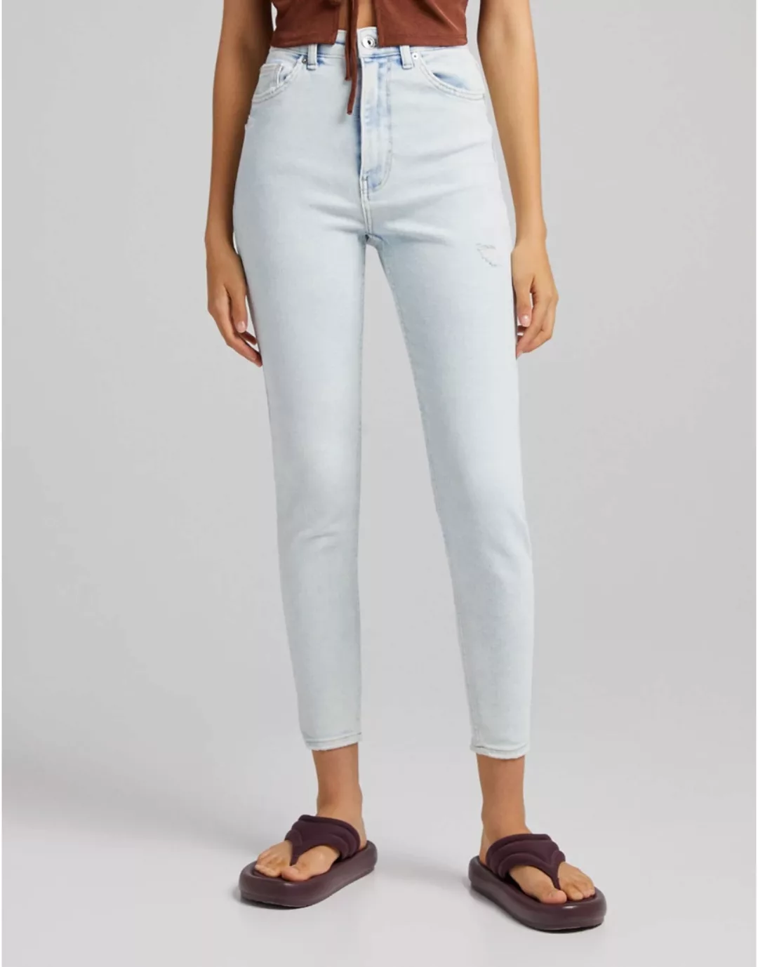 Bershka – Enge Jeans mit superhohem Bund in Bleach-Waschung-Blau günstig online kaufen