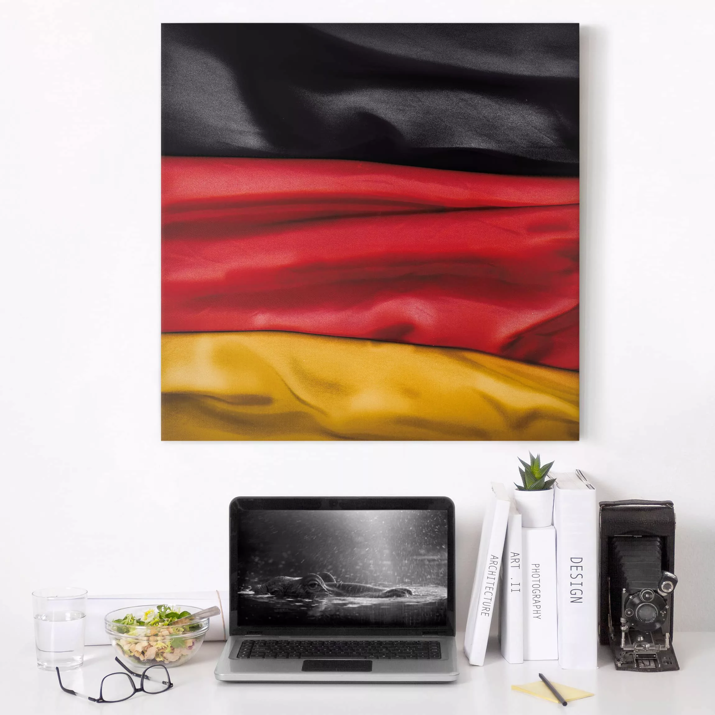 Leinwandbild - Quadrat Deutschlandfahne geschwungen günstig online kaufen