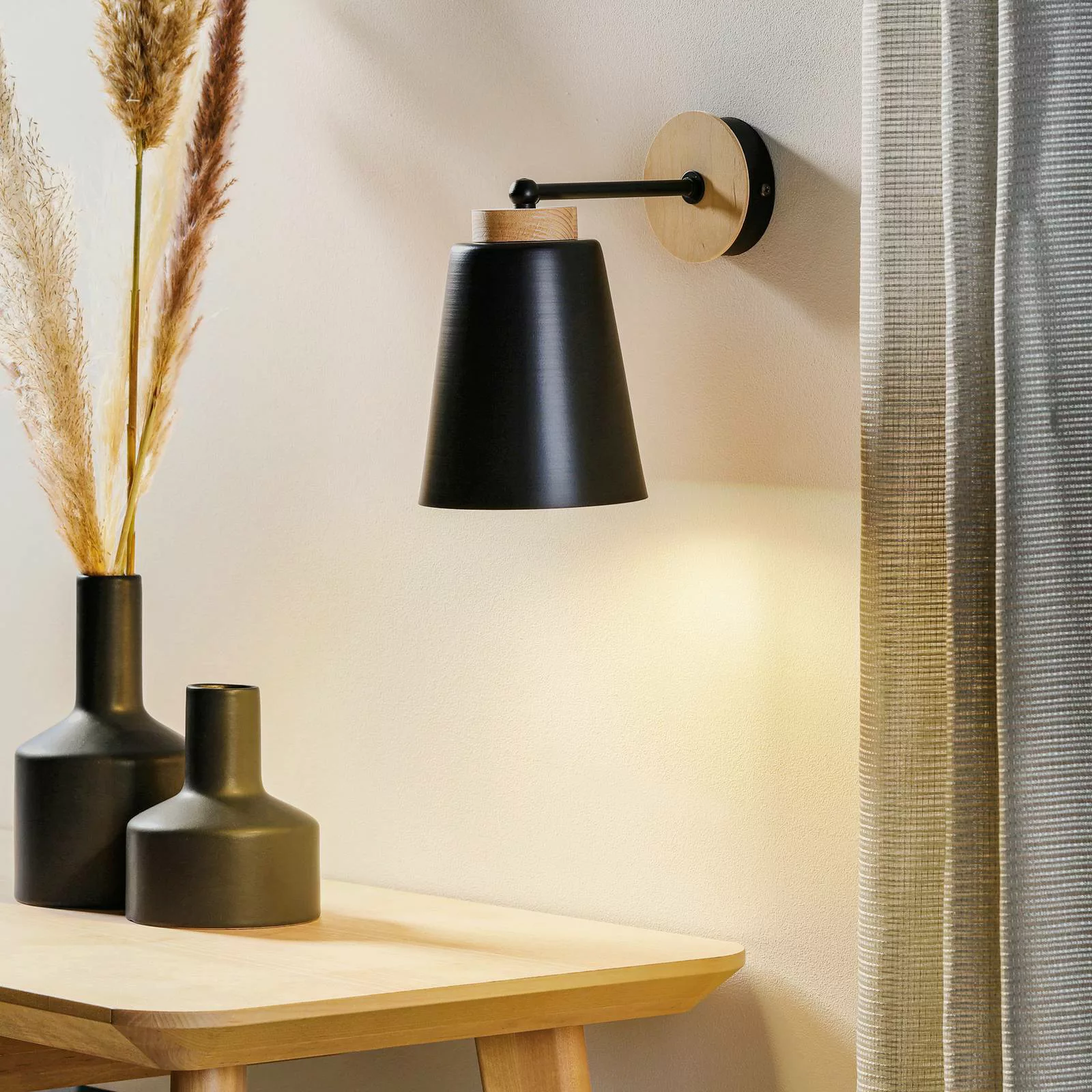 Wandlampe Periot K1 mit Holzdekoration, schwarz günstig online kaufen