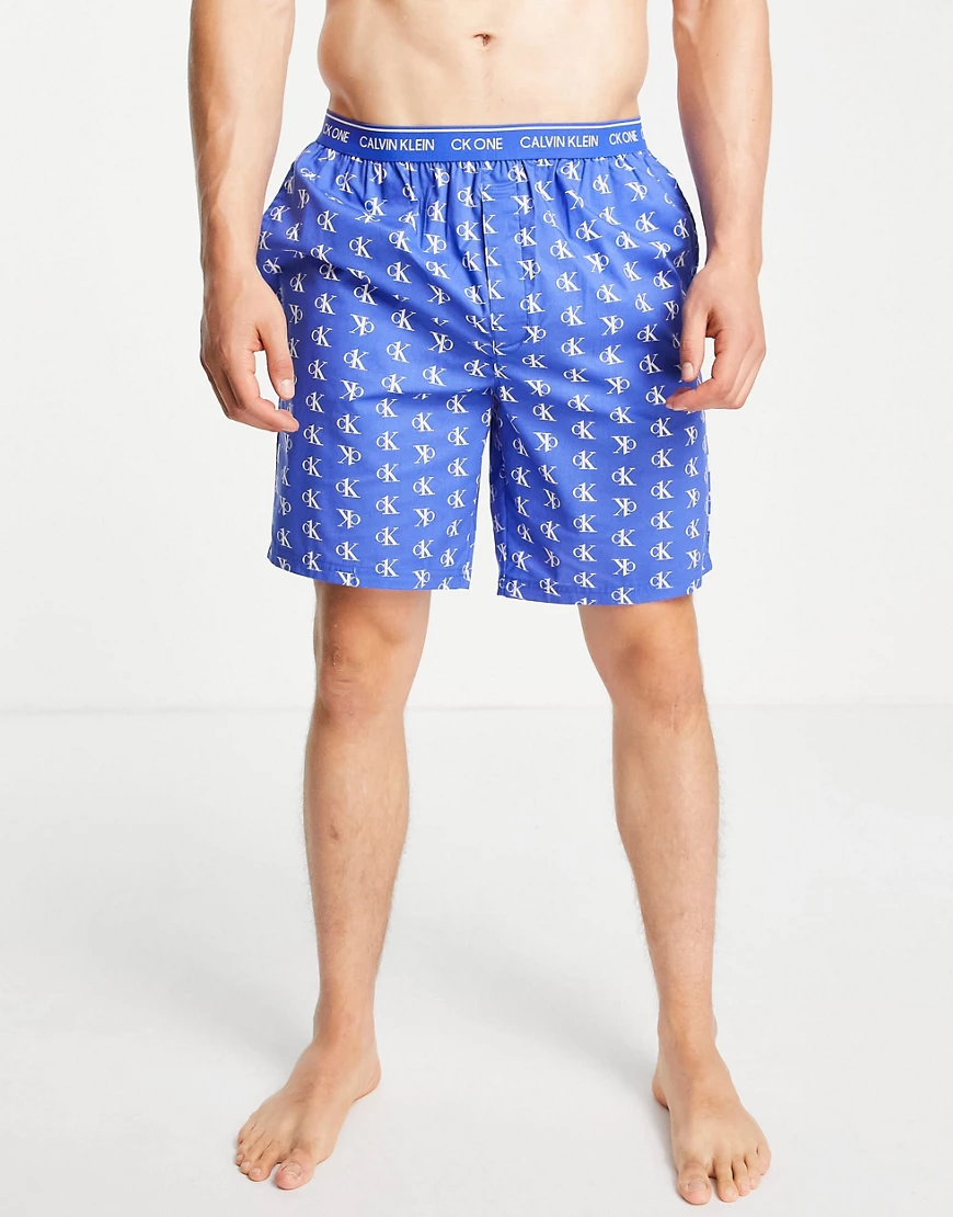CK One – Pyjama-Shorts mit ganzflächigem Logo in Blau günstig online kaufen