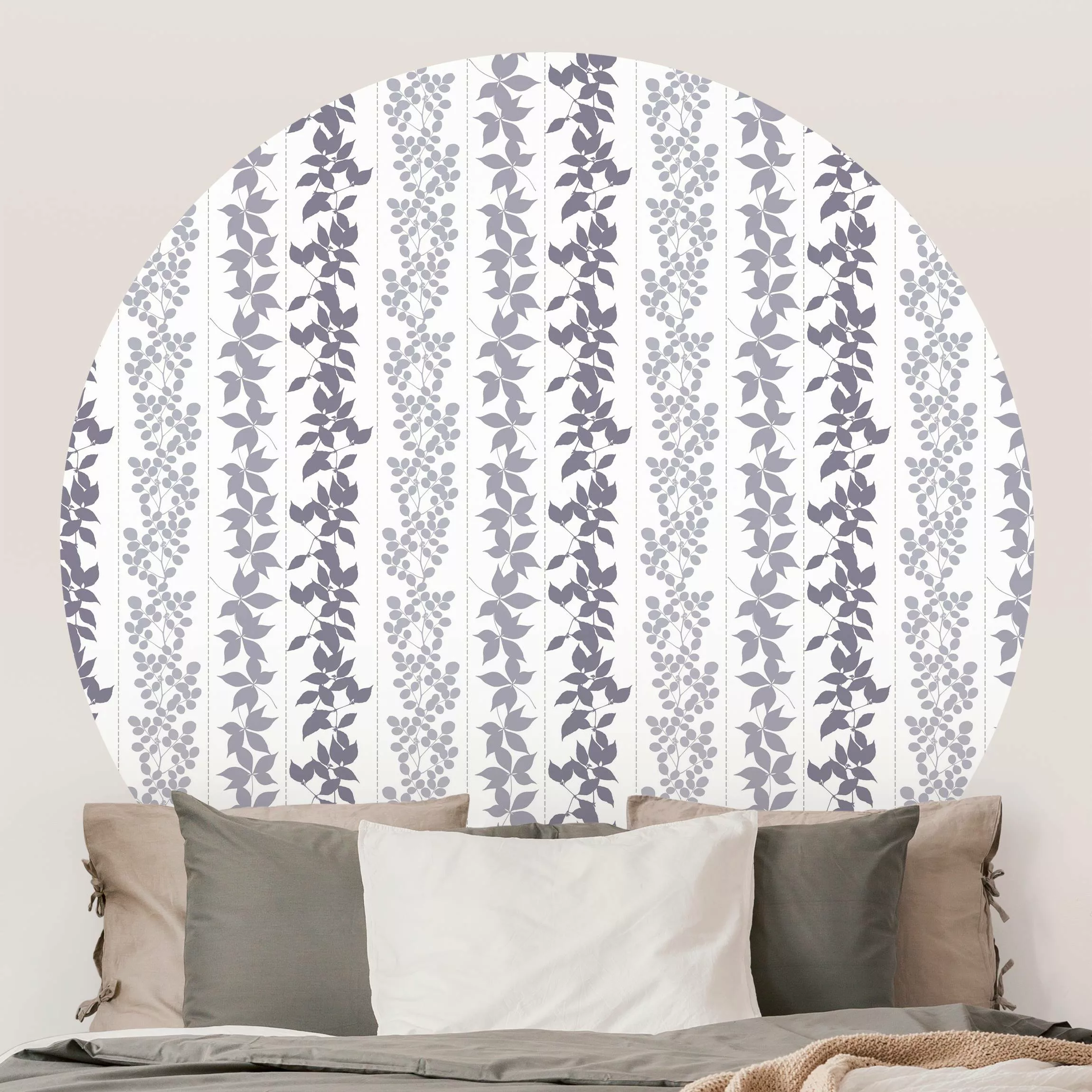 Runde Mustertapete selbstklebend Zarte Blatt Silhouetten mit Streifen günstig online kaufen