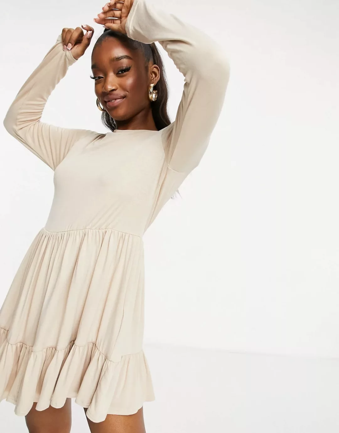 Missguided – Langärmliges Hängerkleid mit Rüschensaum in Sand-Neutral günstig online kaufen