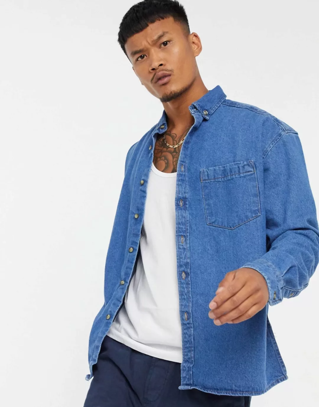 ASOS DESIGN – Jeans-Hemdjacke aus Bio-Baumwolle in mittlerer Waschung-Blau günstig online kaufen