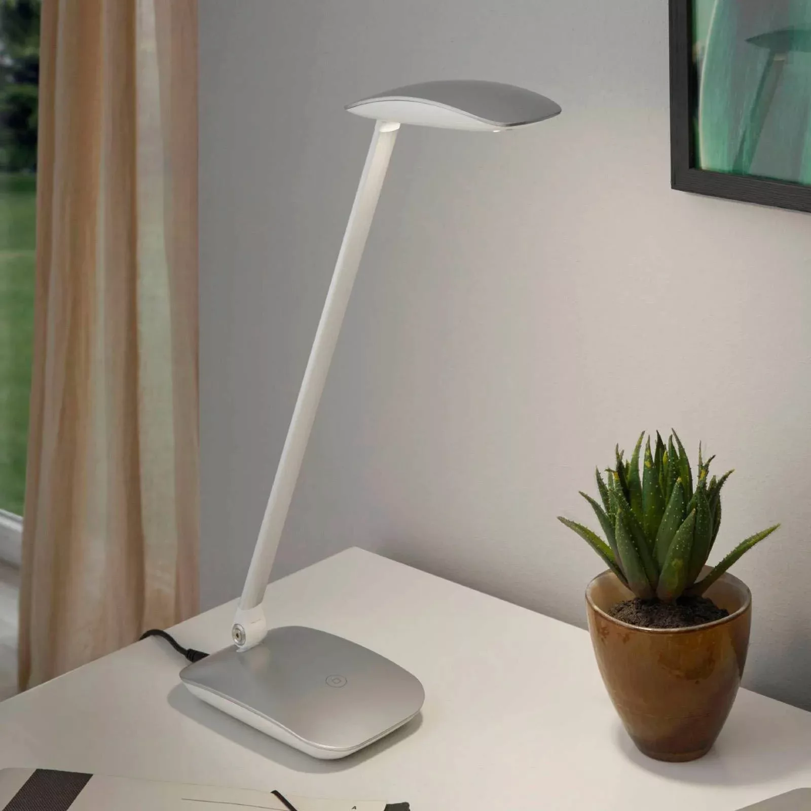Silberne LED-Schreibtischleuchte Cajero m. Dimmer günstig online kaufen