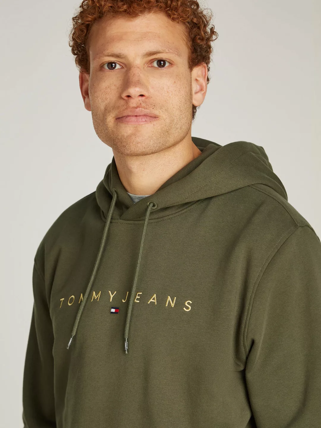 Tommy Jeans Sweatshirt "TJM REG LINEAR GOLD HOOD EXT", besticktes Markenlog günstig online kaufen