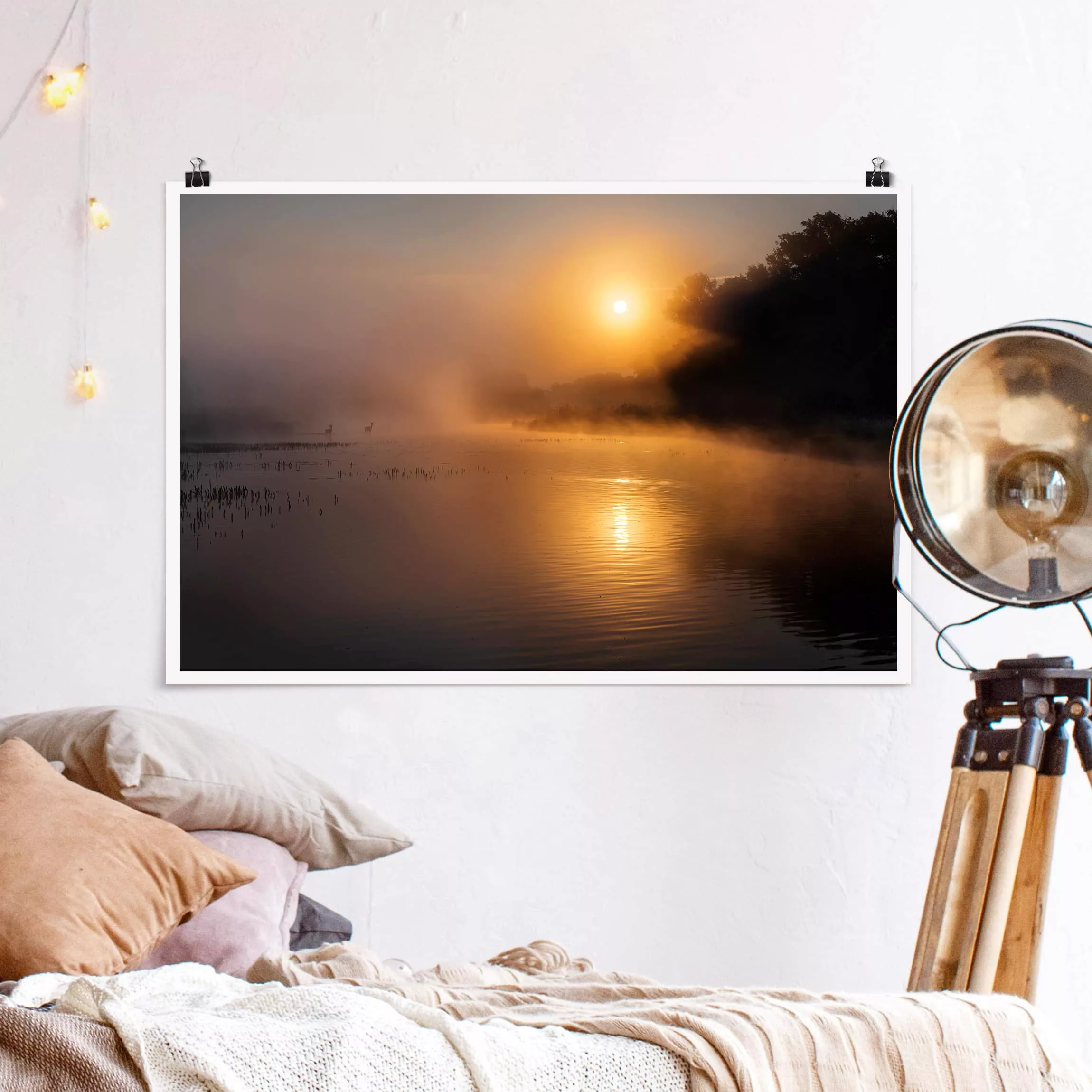 Poster - Querformat Sonnenaufgang am See mit Rehen im Nebel günstig online kaufen