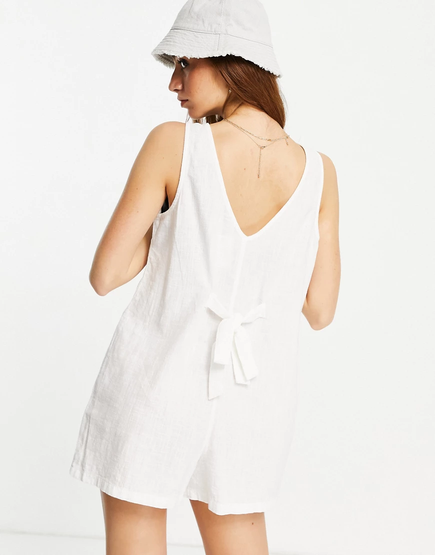 Cotton:On – Ärmelloser Playsuit mit Bindeband in Weiß günstig online kaufen