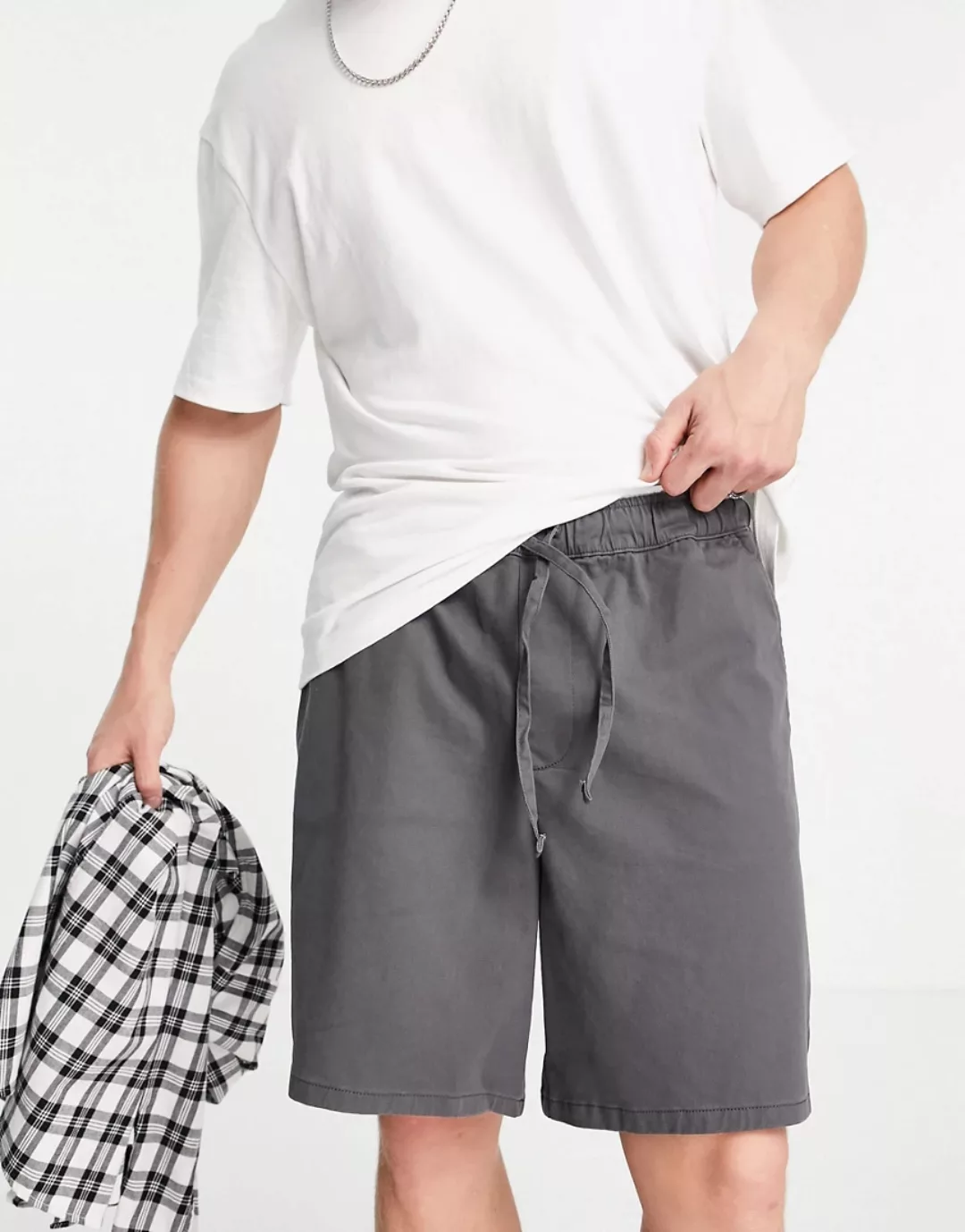 ASOS DESIGN – Kastig geschnittene Chino-Shorts in Anthrazit-Grau günstig online kaufen